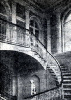 Парадная лестница бывшего особняка Салтыковых, ныне Института культуры им. Н. К. Крупской
