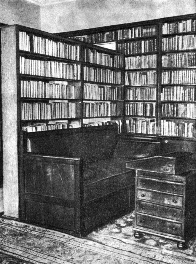 А. С. Пушкин скончался в кабинете, на диване, среди книг своей библиотеки. Фотография