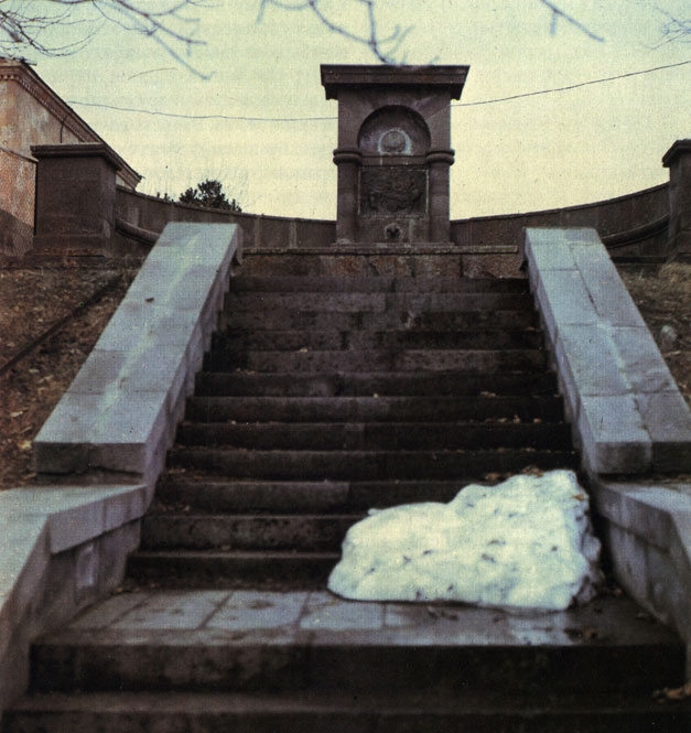 Памятник-родник на месте встречи Пушкина с телом Грибоедова