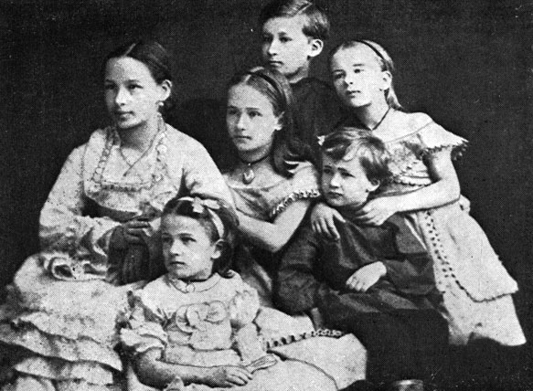 Старшие дети А. А. Пушкина (слева направо): Наталья, Анна, Мария, Александр, Григорий, Ольга. Фотография середины 1870-х гг.